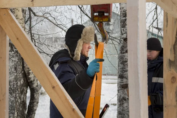 Dwóch Robotników Montuje Szkielet Drewnianych Belek — Zdjęcie stockowe