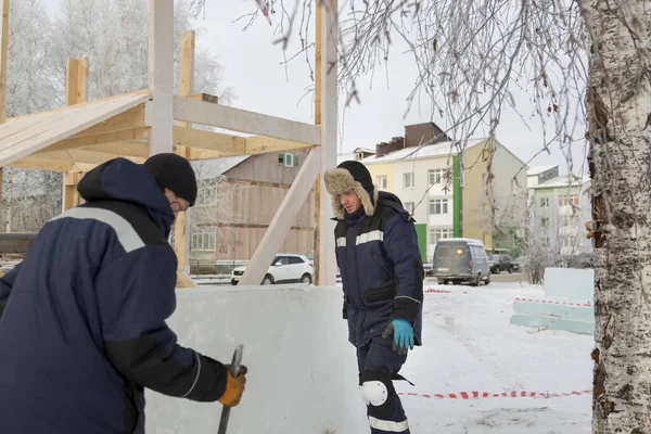 Slingery Montują Płyty Lodowe Zjeżdżalni — Zdjęcie stockowe