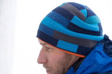 İş yerindeki mavi örgü şapka ceketli bir montajcının portresi.