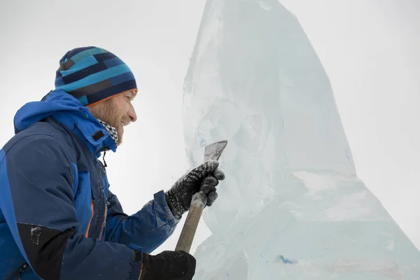 Der Bildhauer Schneidet Weihnachten Eine Eisfigur Aus Einem Eisblock — Stockfoto