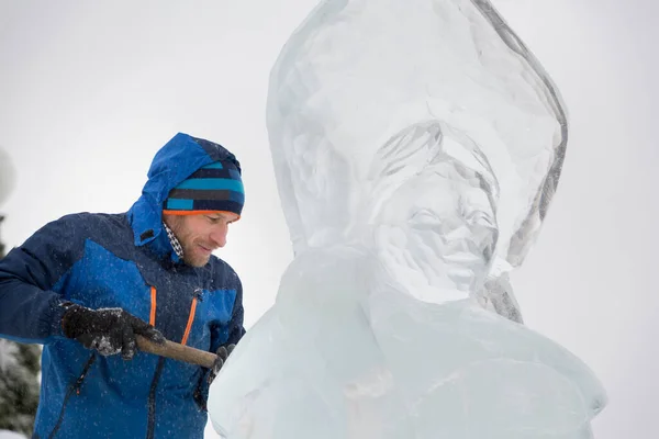 Beeldhouwer Snijdt Een Ijsfiguur Uit Een Blok Ijs Voor Kerstmis — Stockfoto