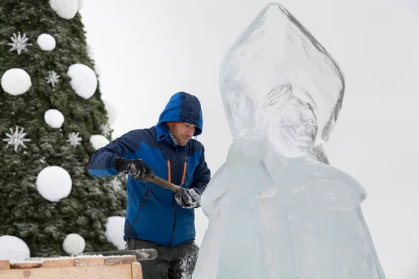 Der Bildhauer Schneidet Aus Einem Eisblock Mit Einem Meißel Eine — Stockfoto