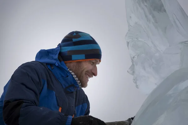 Der Bildhauer Schneidet Weihnachten Mit Dem Meißel Eine Eisfigur Aus — Stockfoto