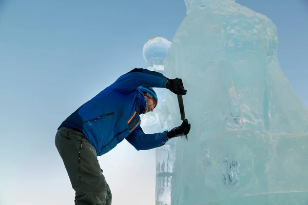 Escultor Corta Una Figura Hielo Bloque Hielo Para Navidad — Foto de Stock