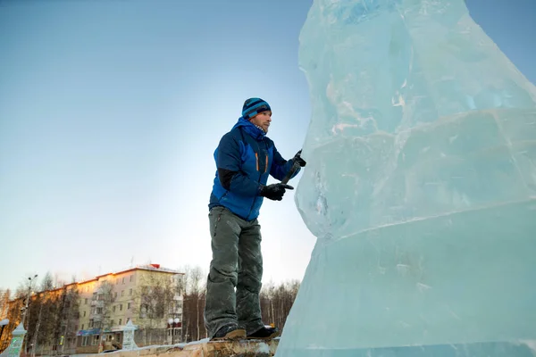 Der Bildhauer Schneidet Eine Eisfigur Aus Einem Eisblock Mit Einem — Stockfoto