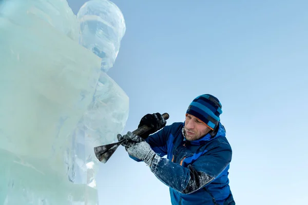 Escultor Corta Uma Figura Gelo Gelo Com Cinzel Para Natal — Fotografia de Stock