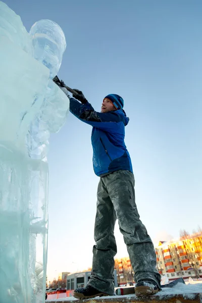 Der Bildhauer Schneidet Eine Eisfigur Aus Einem Eisblock Mit Einem — Stockfoto