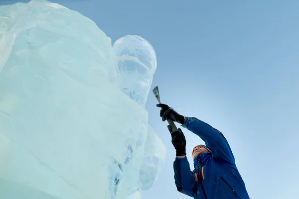 Der Bildhauer Schneidet Weihnachten Eine Eisfigur Aus Einem Eisblock — Stockfoto