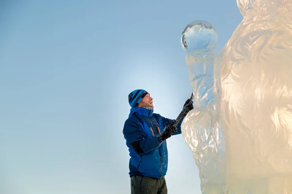 Der Bildhauer Schneidet Weihnachten Eine Eisfigur Aus Einem Eisblock — Stockfoto