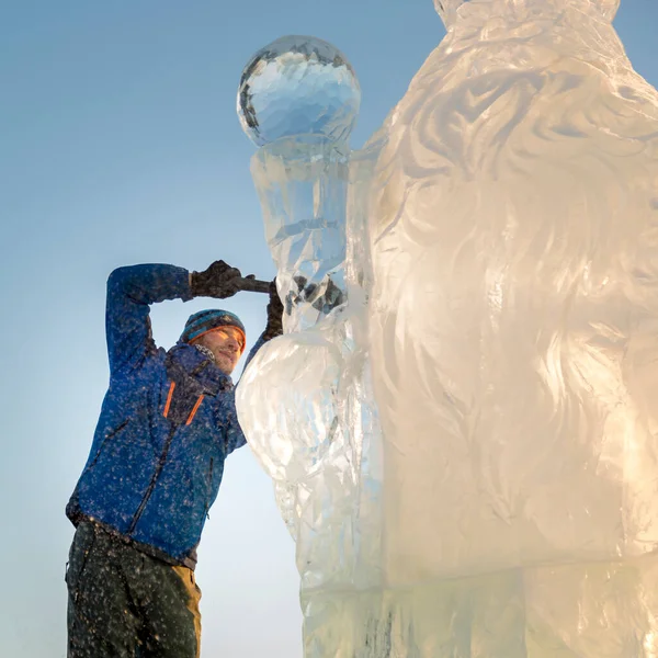 Der Bildhauer Schneidet Weihnachten Eine Eisfigur Aus Einem Eisblock — Stockfoto