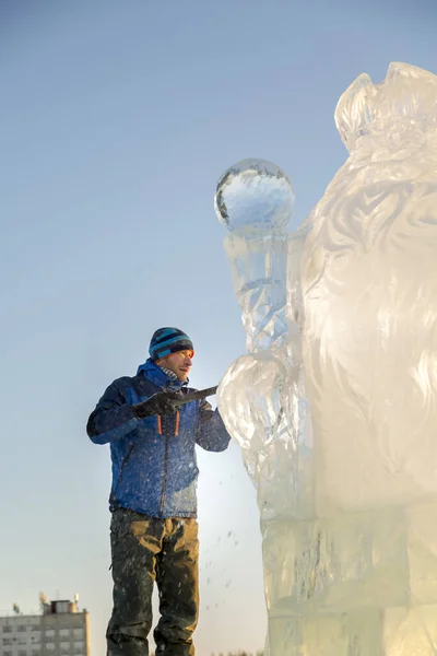 Sochař Vyřezává Ledovou Figurku Kusu Ledu Dlátem Dřevěné Lešení Pro — Stock fotografie