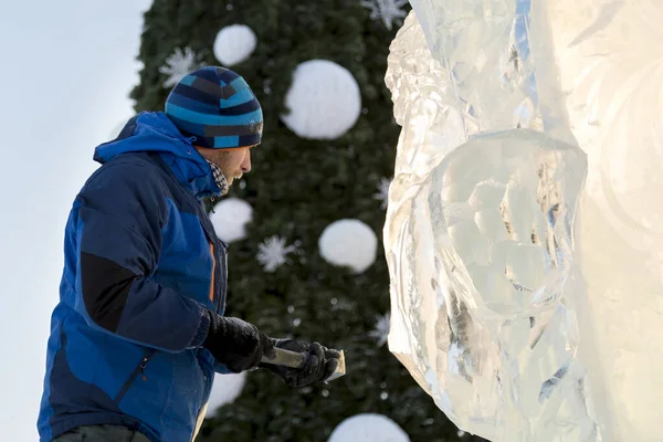 Der Bildhauer Schneidet Weihnachten Eine Eisfigur Aus Einem Eisblock — Stockfoto