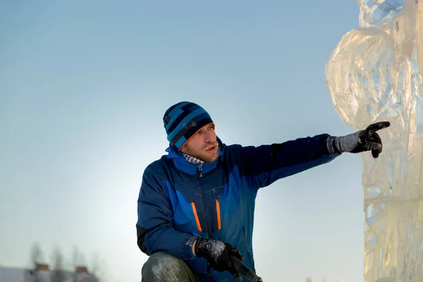 Escultor Corta Una Figura Hielo Bloque Hielo Para Navidad — Foto de Stock