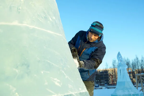 Sculptor Cuts Ice Figure Out Block Ice Christmas — Stock Photo, Image