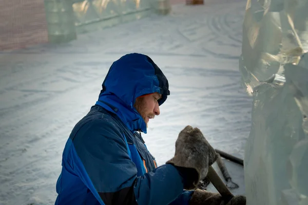 Der Bildhauer Schneidet Weihnachten Eine Eisfigur Aus Einem Eisblock — Stockfoto