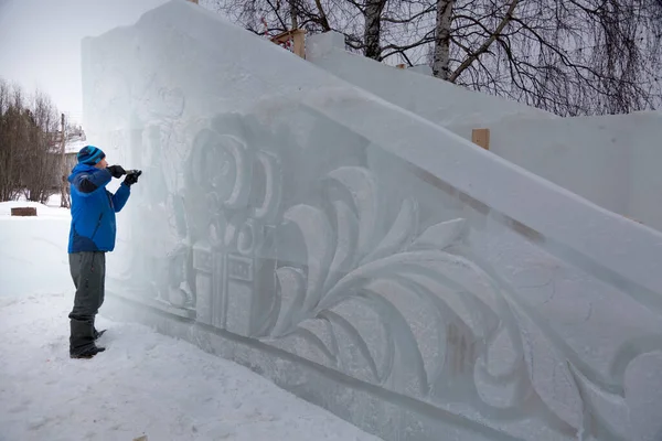 Escultor Talla Patrones Pared Hielo Con Cincel — Foto de Stock