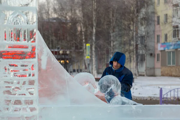 Ein Bildhauer Schnitzt Mit Einem Meißel Eine Runde Eiskugel Aus — Stockfoto