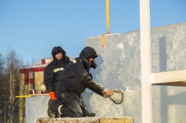 İşçi derleyicisi elektrikli testere buz tabakasını özelleştirdi