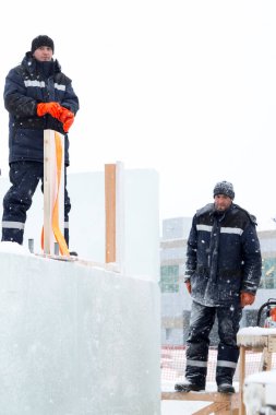 Buz kasabasının şantiyesindeki iki montajcının portresi.