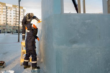 Kurucular genel yapıya başka bir buz bloğu kurar ve ayarlar