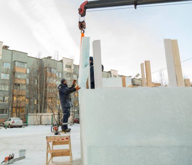 Kurucular genel yapıya başka bir buz bloğu kurar ve ayarlar