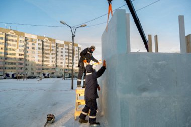 Kurucular genel yapıya başka bir buz bloğu kurar ve ayarlar