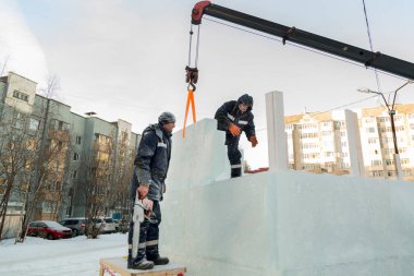 Kurucular genel yapıya başka bir buz bloğu kurar ve ayarlar