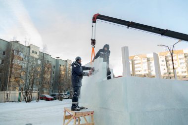 Tesisatçı, buz panelini bir benzin testeresiyle keser.