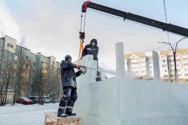 Tesisatçı, buz panelini bir benzin testeresiyle keser.