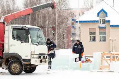 İşçi derleyicisi elektrikli testere buz tabakasını özelleştirdi
