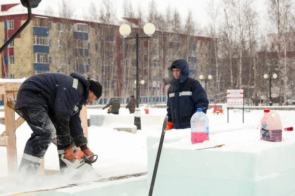 İşçi derleyicisi elektrikli testere buz tabakasını özelleştirdi
