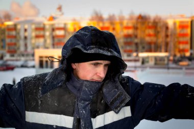 İş yerindeki erkek montajcının portresi. Kış tulumuyla.
