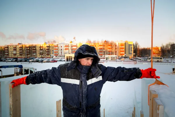 Portret Męskiego Montażysty Miejscu Pracy Zimowych Kombinezonach — Zdjęcie stockowe