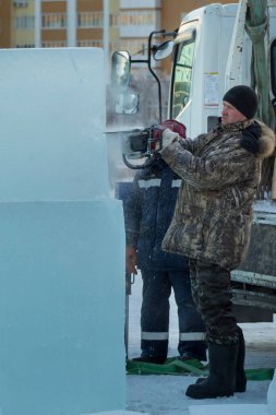 İnşaat işçisi testere ile bir buz levha testereleri