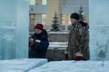 İnşaat işçisi testere ile bir buz levha testereleri
