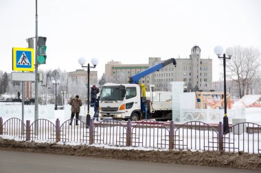 Buz kasabasının şantiyesindeki iki montajcının portresi.
