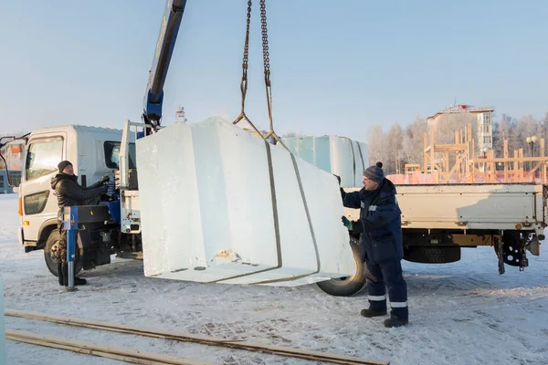 Deux Monteurs Déchargent Des Plaques Glace Carrosserie Une Voiture Photos De Stock Libres De Droits