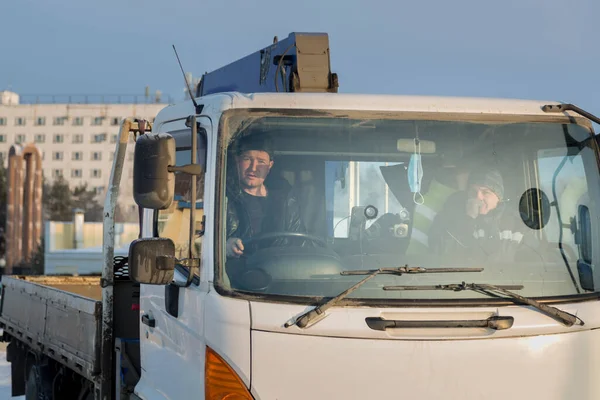 Portret Van Een Bestuurder Cabine Van Een Vrachtwagen Die Rijdt Rechtenvrije Stockafbeeldingen