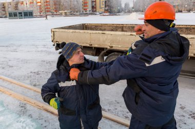 Makinenin yanında çalışan derleyicilerin portresi