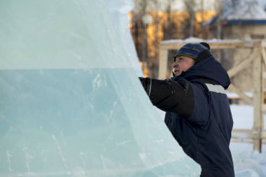 Buz panelindeki üniformalı işçinin portresi.