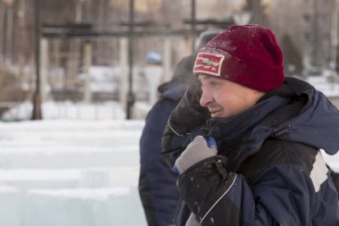 İş yerinde mavi kışlık ceketli bir adamın portresi.