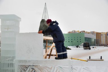 Buz panelindeki üniformalı işçinin portresi.