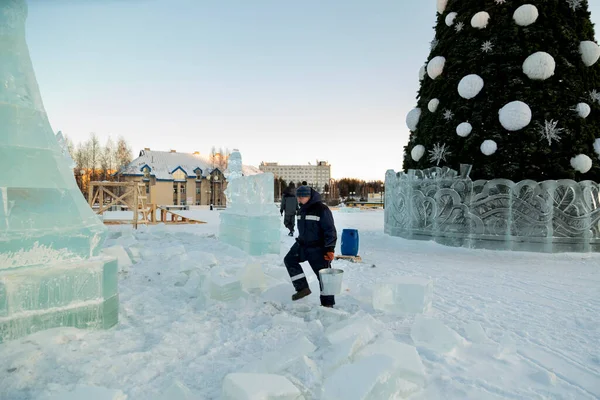 Рабочий Ведром Руке Месте Сборки Ледяного Городка — стоковое фото