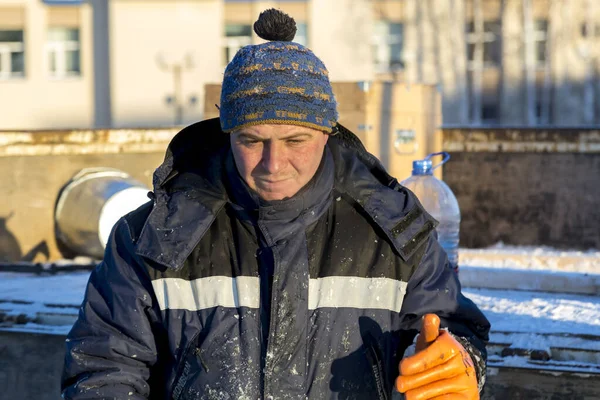 Porträt Eines Mannes Blauer Winterjacke Arbeitsplatz — Stockfoto