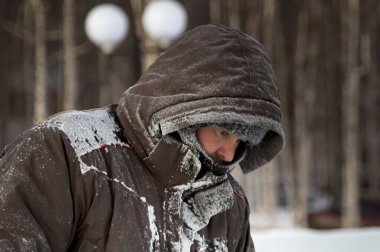 Buz kasabası bölgesindeki bir işçinin yakın plan portresi.
