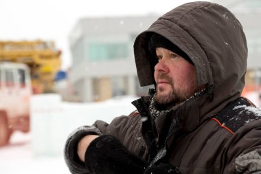 Buz kasabası bölgesindeki bir işçinin yakın plan portresi.
