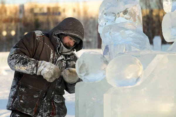 Der Bildhauer Schneidet Mit Einem Meißel Eine Eisfigur Aus Einem — Stockfoto