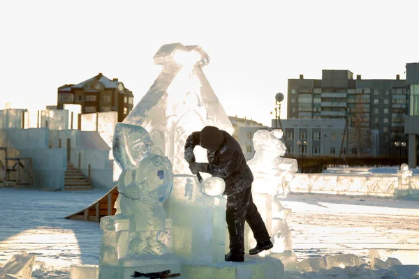 Sculptor Cuts Ice Figure Out Ice Chainsaw Christmas — Stock Photo, Image