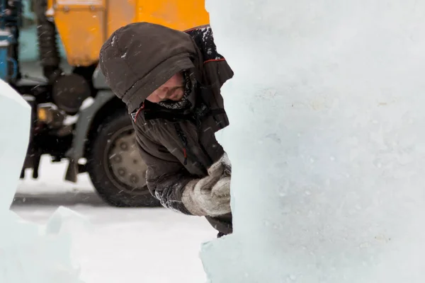 Heykeltıraş Buz Kalıbından Bir Buz Kalıbını Kesiyor — Stok fotoğraf