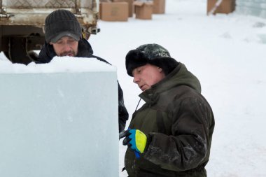 Buz bloğundaki yükleyiciler ilerisi için bir plan üzerinde tartışıyorlar.